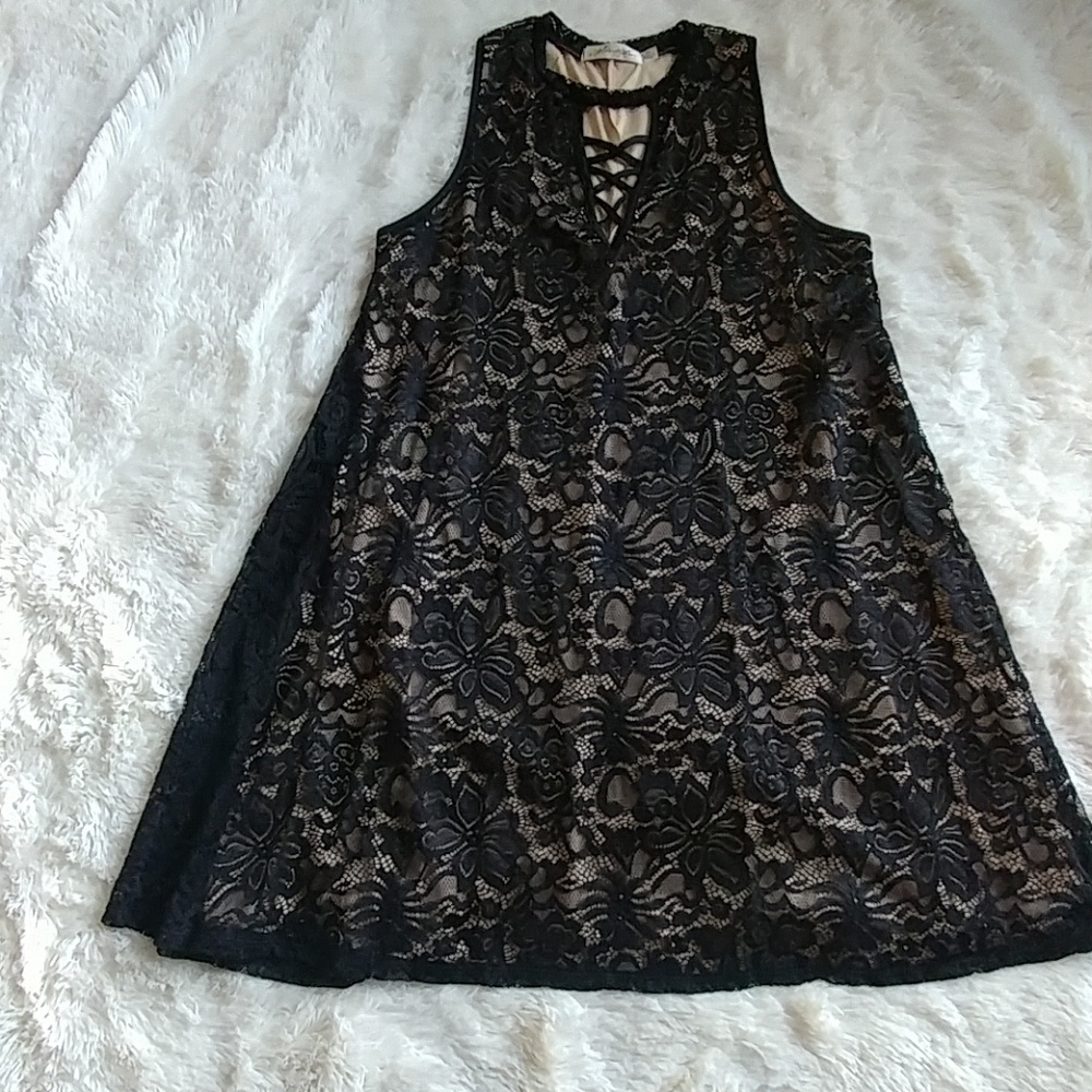Lace Shift Dress - Picture 3 of 7